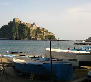 Blick vom Hafen auf Castel Aragonese