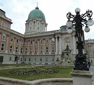Burgpalast  mit Matthias Brunnen