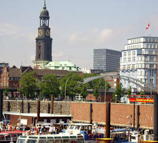 Der Michel vom Hafen aus gesehen