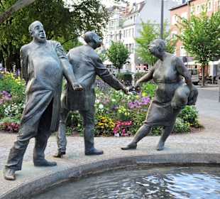 Ansichten des Brunnens "Kreislauf des Geldes"