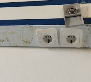 Schalterreihe über dem Bett rechts 02