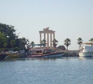 Apollo-Tempel vom Hafen aus