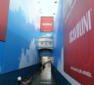 Derzeit mit Gerüst / Werbung