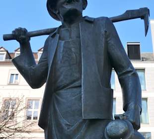 Der Weinbauer auf dem Häckerbrunnen