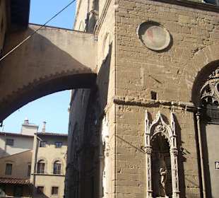 Arco che si appoggia alla chiesa