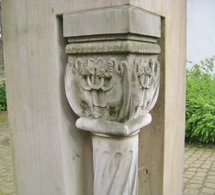 Eine der Portalsäulen