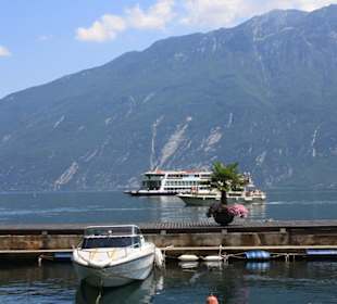 Schiffe in Hafen von Limone