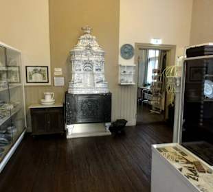 Einheimische Fayance und Steingut