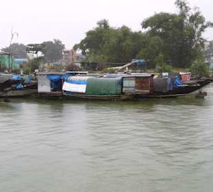 Hausboote auf dem Parfumfluss