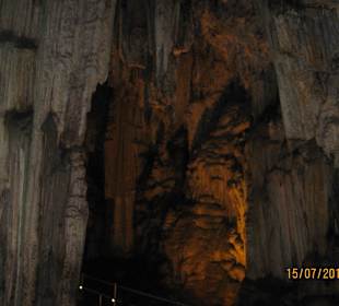 Stalagmiten und Stalaktiten