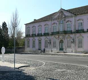 Der Sommerpalast gegenüber