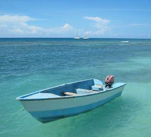 Einsames Boot, Traumhaftes Wasser
