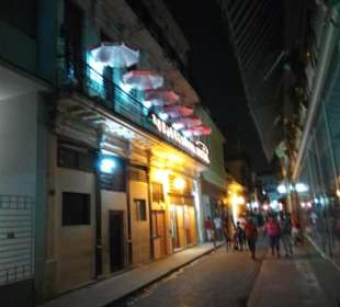 "Flaniermeile" Calle Obispo, bei Nacht