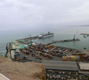 Blick vom Felsen auf den Hafen