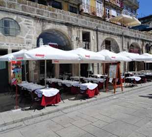 Die Tische des Restaurants Mercearia am Douro-Ufer
