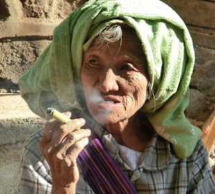 Eine Oma genießt ihre Cheroot