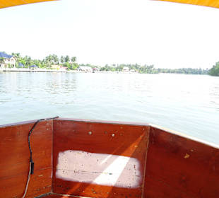 Mit dem Longtailboot zum Amphawa Floating Markt