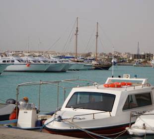 Am linken Bildrand die modernen Mahmya-Boote