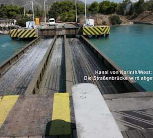 Die Straßenbrücke wird abgesenkt.