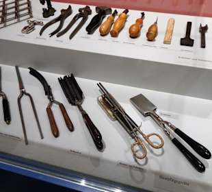 Historische Metallkurzwaren im Stadtmuseum