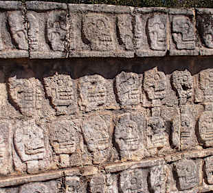 Totenköpfe in die Mauer gemeiselt