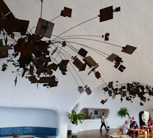 Im Café hängt ein von Manrique  gemachtes Werk
