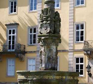 Brunnen im Schlossvorhof