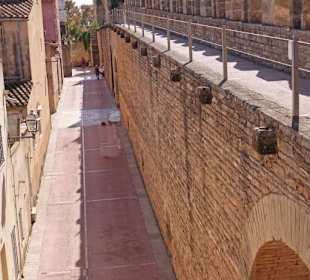 Innerhalb der Mauer sind natürlich Straßen