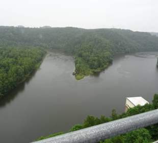 Blick von der Hängebrücke auf den Stausee