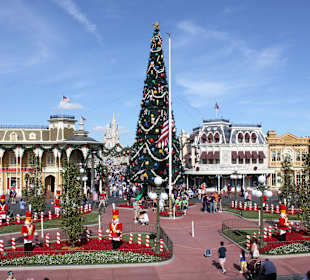 Weihnachtlich dekorierte Main Street