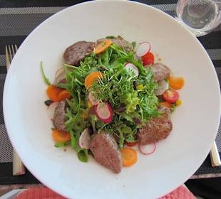 Salat mit Rinderfiletstreifen