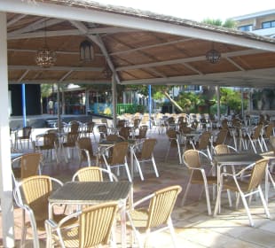 Überdachte Sitzgruppe am Pool