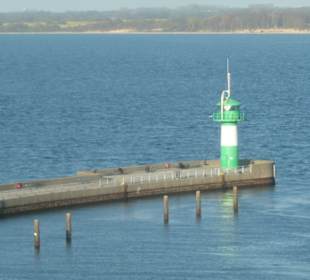 Der kleine grün-weiße Leuchtturm auf der Mole
