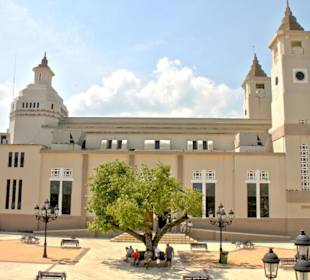 Parque Central mit Kirche