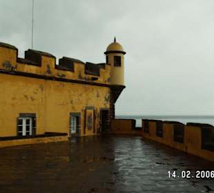 Burg bei Uferpromenade