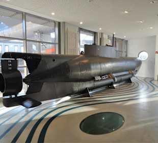 Das Kleinst-U-Boot "Seehund" im Museumsfoyer