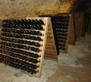 Sektflaschen, wurden früher periodisch 1/4 gedreht