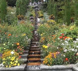 Italienische Blumen-Wassertreppe