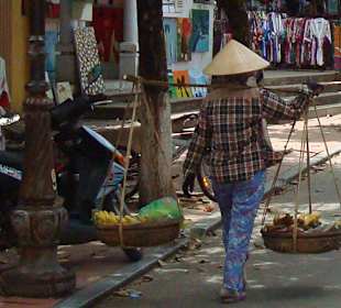 Obstträgerin in der Stadt Hoi An
