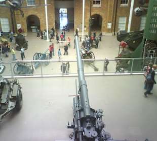 Blick auf die Geschütze im Erdgeschoss