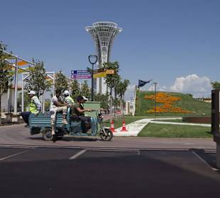 E-Mobil mit Arbeitern