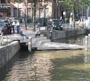 Winkel als Treppe zum Kanal