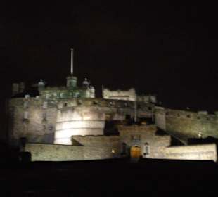 Edimburg castle by night