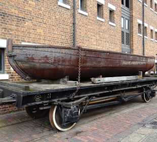 Vor dem Museum alte Technik