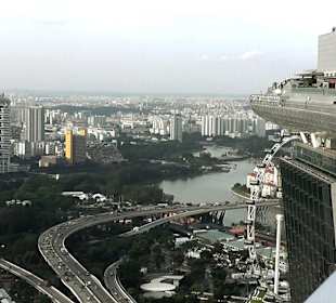 Blick vom Marina Bay zur City