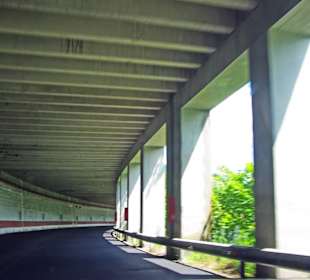 An der Ab-/Auffahrt Italien