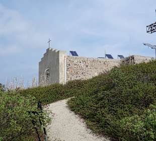 Kleine Kapelle mit Kreuz