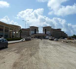Rechts das Center, vorne das neue Hotel Paloma 