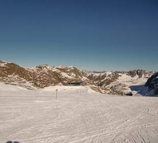 Piste mit Bergen im Hintergrund