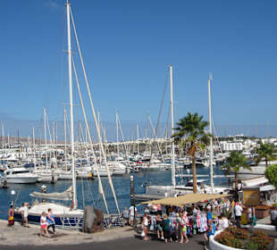 Hafenimpression mit Wochen-/Flohmarkt